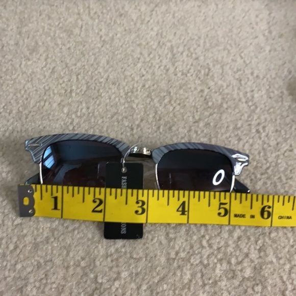Fashion Wayfarer Style Sunglasses - Picture 3 of 3